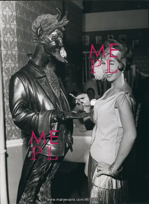 : Dawn Addams, actress, with bronze statue, Walton Studios : Dawn Addams, actress, with bronze statue, Walton Studios