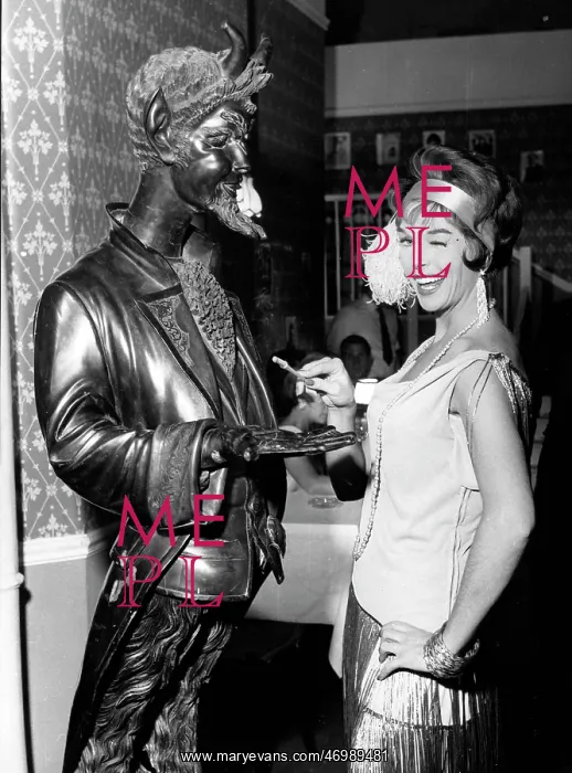 : Dawn Addams, actress, with bronze statue, Walton Studios : Dawn Addams, actress, with bronze statue, Walton Studios