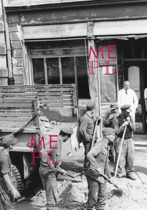 : Debris removal in Munich, 1945 : Debris removal in Munich, 1945
