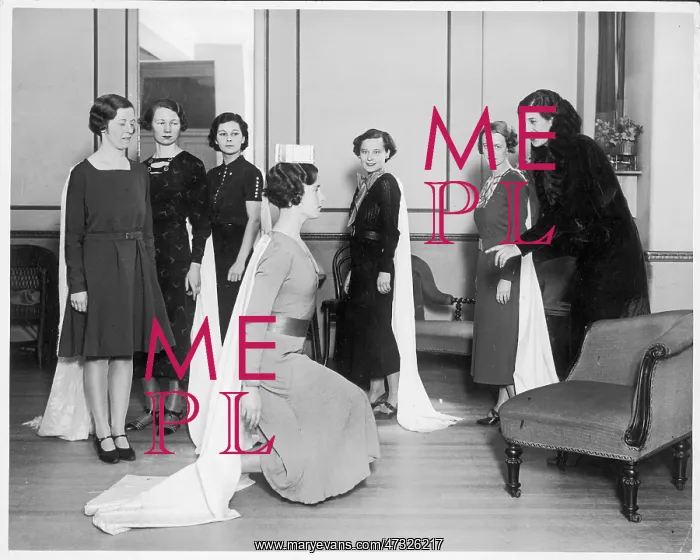 : DEBUTANTE LEARNS CURTSEY : DEBUTANTE LEARNS CURTSEY