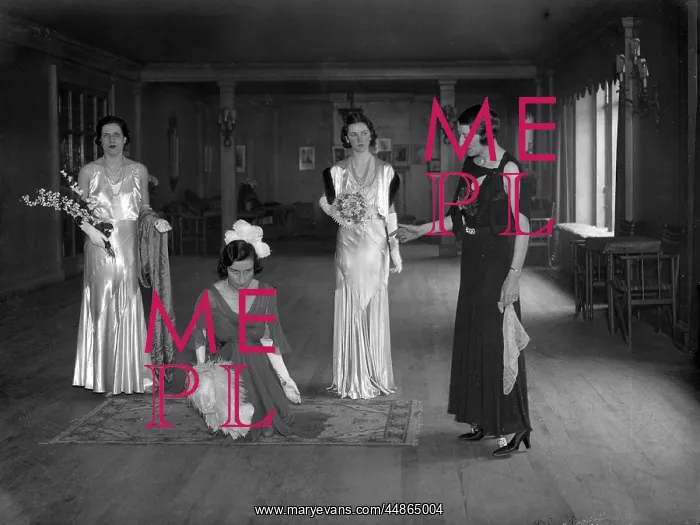: Debutantes Curtsying : Debutantes Curtsying