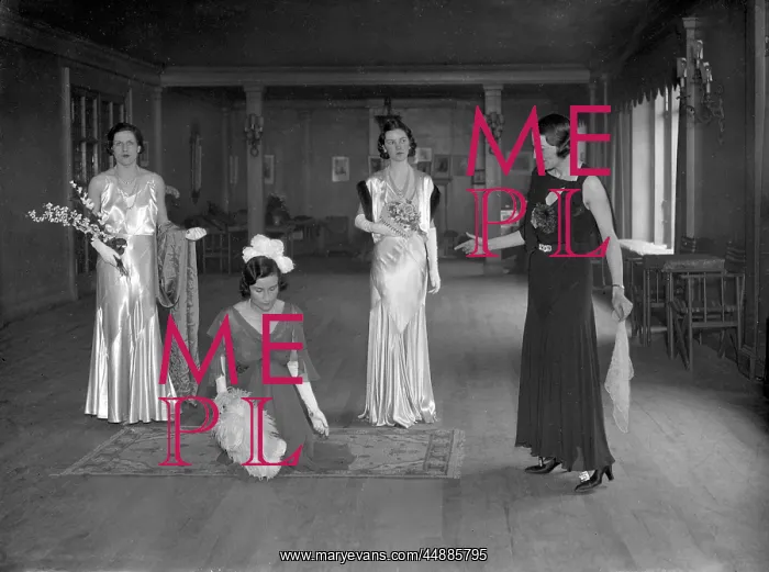 : DEBUTANTES CURTSYING : DEBUTANTES CURTSYING