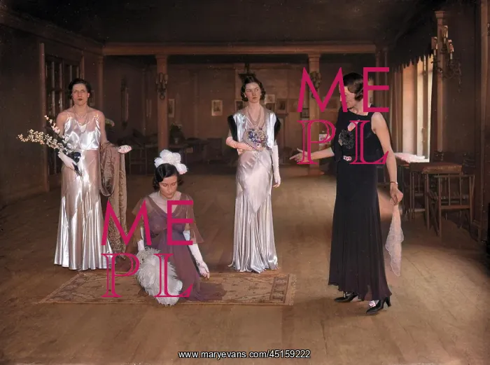 : DEBUTANTES CURTSYING : DEBUTANTES CURTSYING