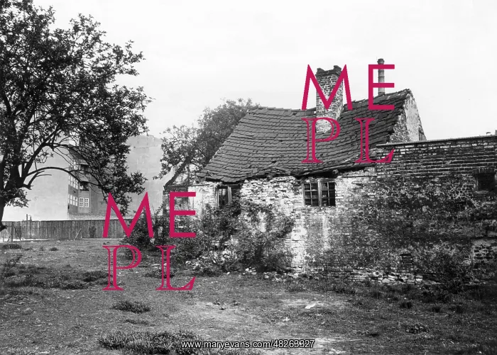 : Decayed stable in Berlin, 1932 : Decayed stable in Berlin, 1932