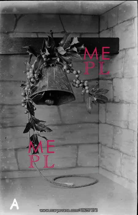 : Decorative Bell with Holly : Decorative Bell with Holly