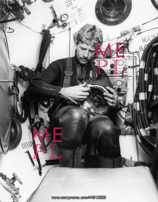 : Deep sea diver in diving bell, off The Lizard, Cornwall : Deep sea diver in diving bell, off The Lizard, Cornwall