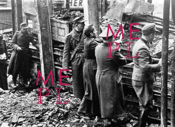 : DEFENDING BERLIN : DEFENDING BERLIN