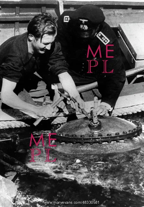 : Defusing a sea mime, 1940 : Defusing a sea mime, 1940