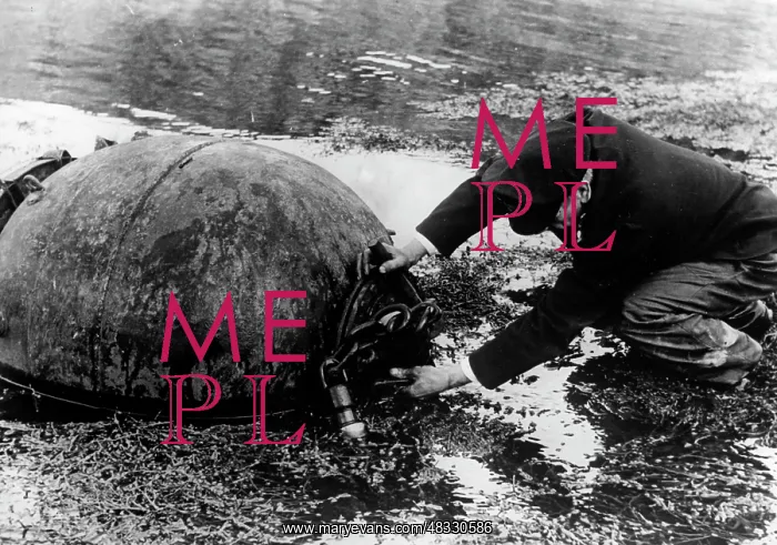 : Defusing a sea mime, 1943 : Defusing a sea mime, 1943
