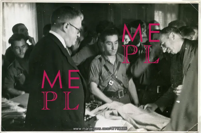 : Del Vayo receiving delegation from men at Ebro Front : Del Vayo receiving delegation from men at Ebro Front