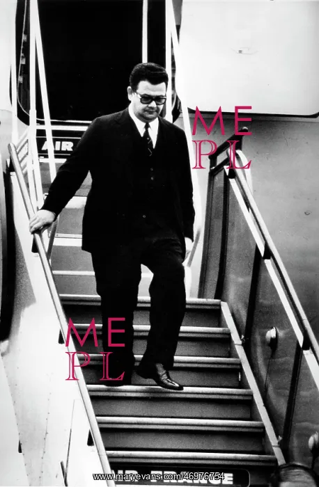 : Delfim Neto getting off an airplane : Delfim Neto getting off an airplane