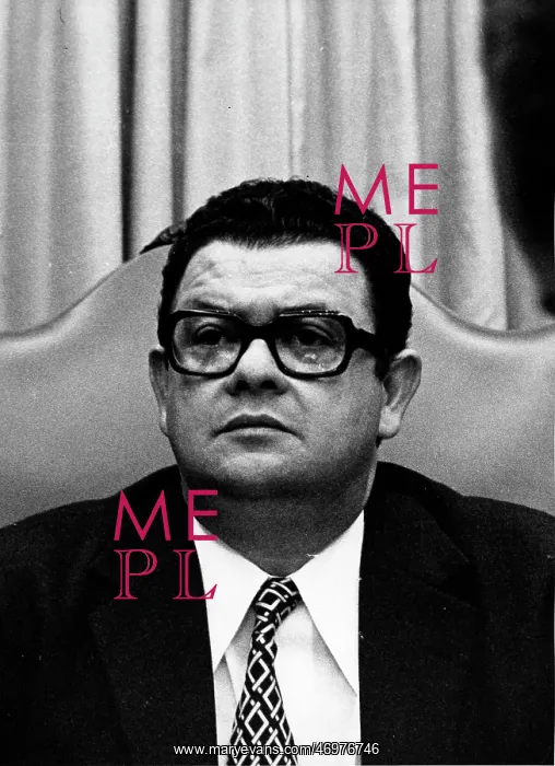 : Delfim Neto sitting at a meeting : Delfim Neto sitting at a meeting