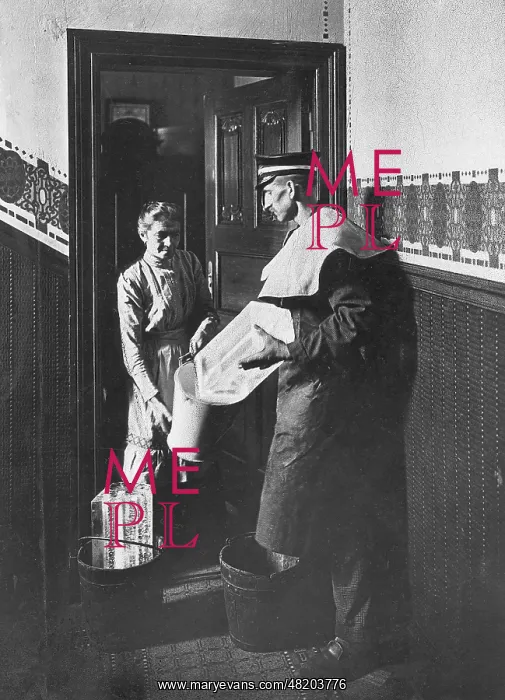 : Delivery of artificial ice to an apartment building, 1914 : Delivery of artificial ice to an apartment building, 1914