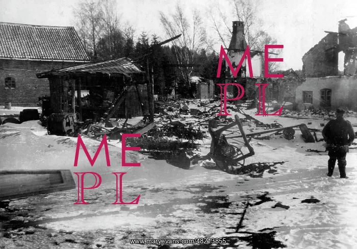 : Demolished farmstead, 1915 : Demolished farmstead, 1915