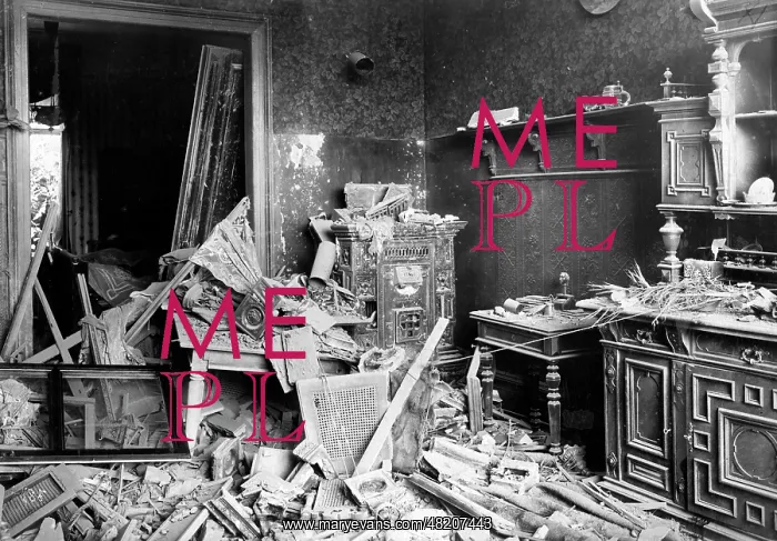 : Demolished flat in Frankfurt, 1918 : Demolished flat in Frankfurt, 1918