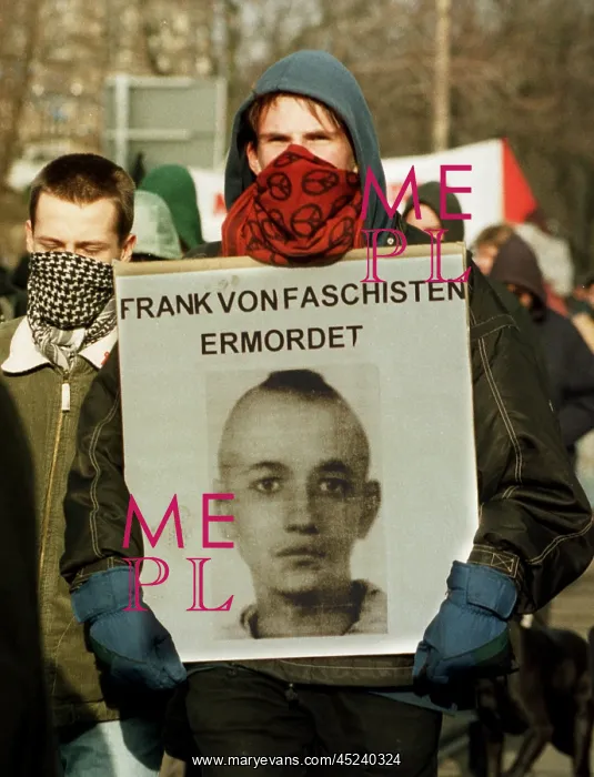 : Demonstrant mit Bottcher-Foto : Demonstrant mit Bottcher-Foto