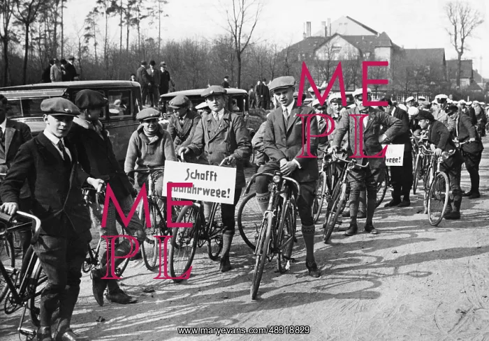 : Demonstrating cyclists, 1929 : Demonstrating cyclists, 1929