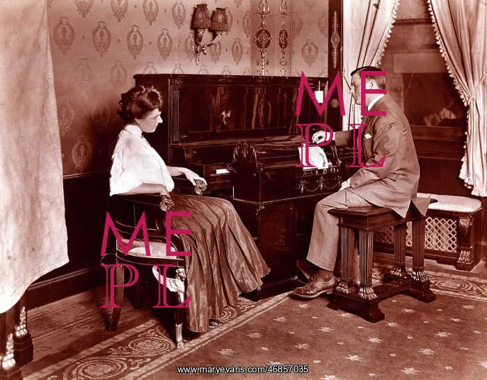  : Demonstrating a pianola
