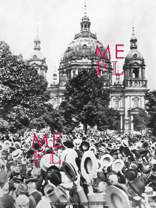 : Demonstration in Berlin, Germany, beginning of WW1 : Demonstration in Berlin, Germany, beginning of WW1