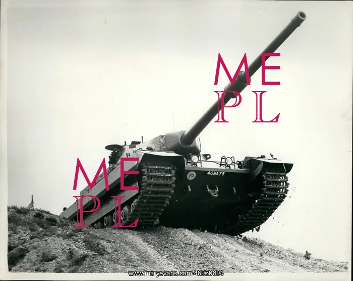 : Demonstration of Conqueror tank, Bovington, Dorset : Demonstration of Conqueror tank, Bovington, Dorset