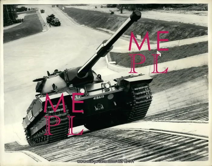 : Demonstration of Conqueror tank, Chertsey, Surrey : Demonstration of Conqueror tank, Chertsey, Surrey