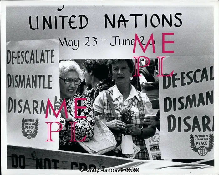 : Demonstration for disarmament outside UN building, USA : Demonstration for disarmament outside UN building, USA