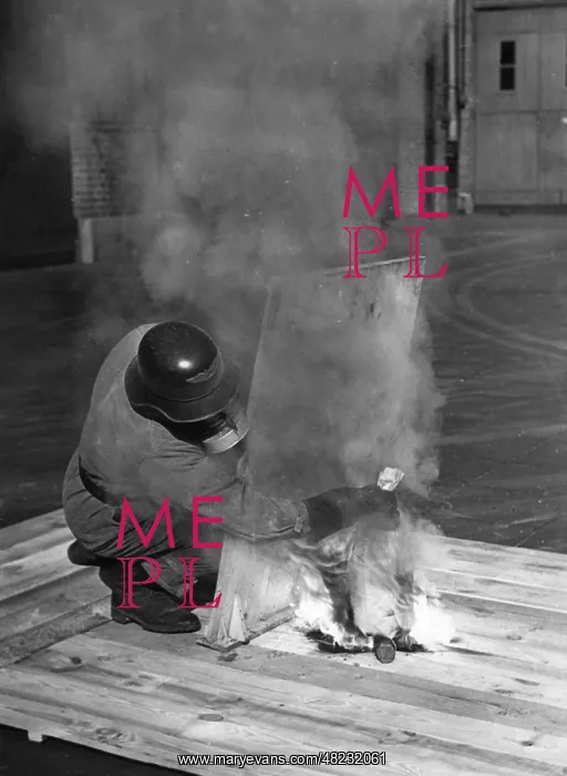 : Demonstration of extinguishing firebombs in Berlin, 1941 : Demonstration of extinguishing firebombs in Berlin, 1941