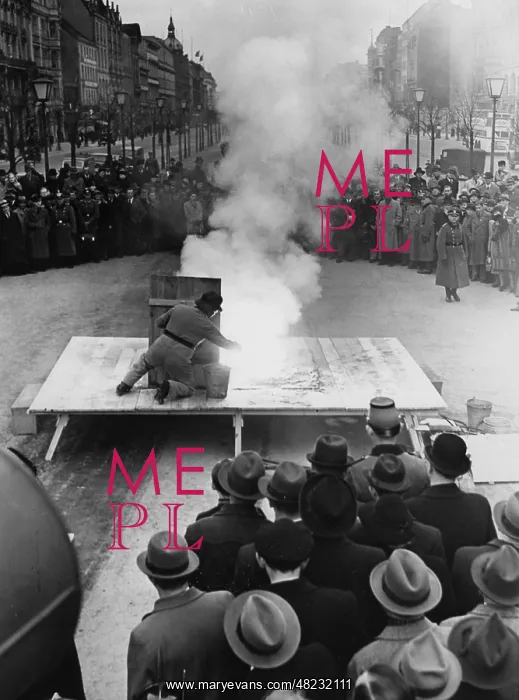 : Demonstration of extinguishing firebombs in Berlin, 1941 : Demonstration of extinguishing firebombs in Berlin, 1941