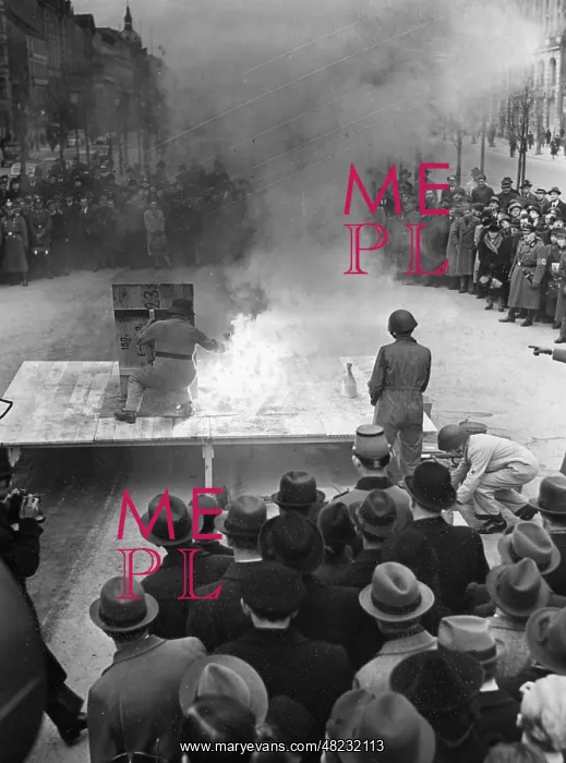 : Demonstration of extinguishing firebombs in Berlin, 1941 : Demonstration of extinguishing firebombs in Berlin, 1941
