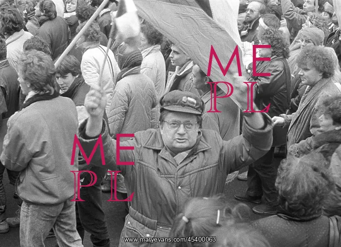  : Demonstration - general strike - flags