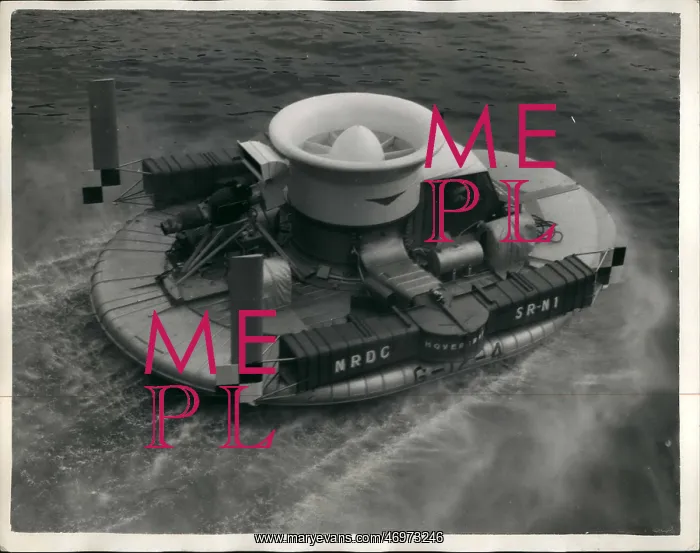 : Demonstration of Hovercraft on River Thames, London : Demonstration of Hovercraft on River Thames, London