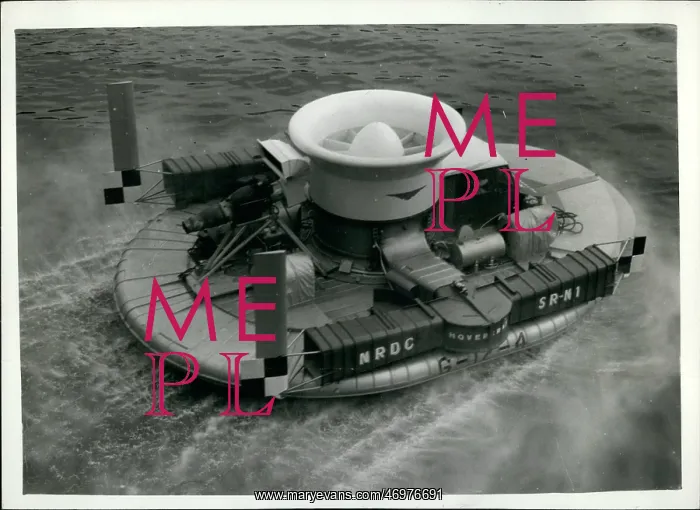 : Demonstration of Hovercraft on River Thames, London : Demonstration of Hovercraft on River Thames, London
