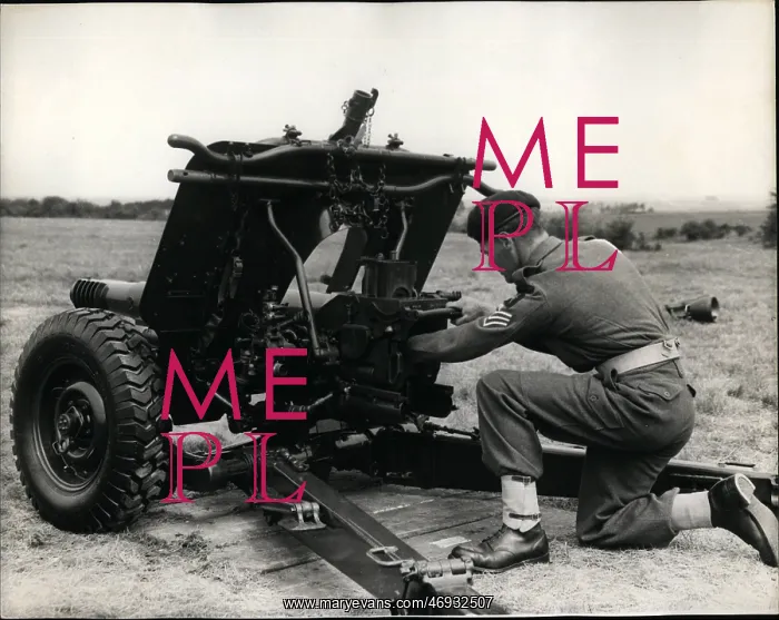 : Demonstration of howitzer at School of Artillery, Larkhill : Demonstration of howitzer at School of Artillery, Larkhill