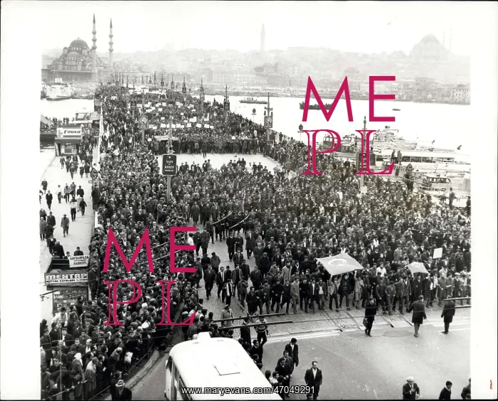 : Demonstration in Istanbul, calling for war with Greece : Demonstration in Istanbul, calling for war with Greece
