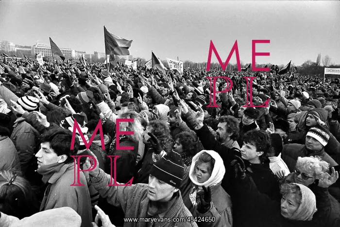: Demonstration - Letna - V victory sign - crowd : Demonstration - Letna - V victory sign - crowd
