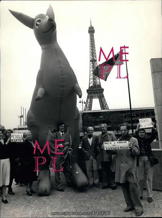 : Demonstration outside Australian embassy in Paris : Demonstration outside Australian embassy in Paris