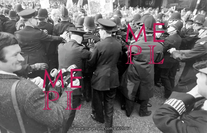 : Demonstration outside Gamages, Holborn, London : Demonstration outside Gamages, Holborn, London