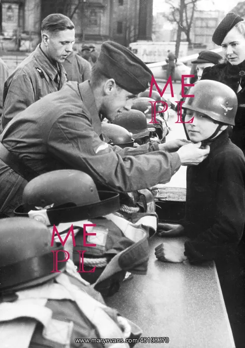: Demonstration of parachutists in Berlin, 1942 : Demonstration of parachutists in Berlin, 1942