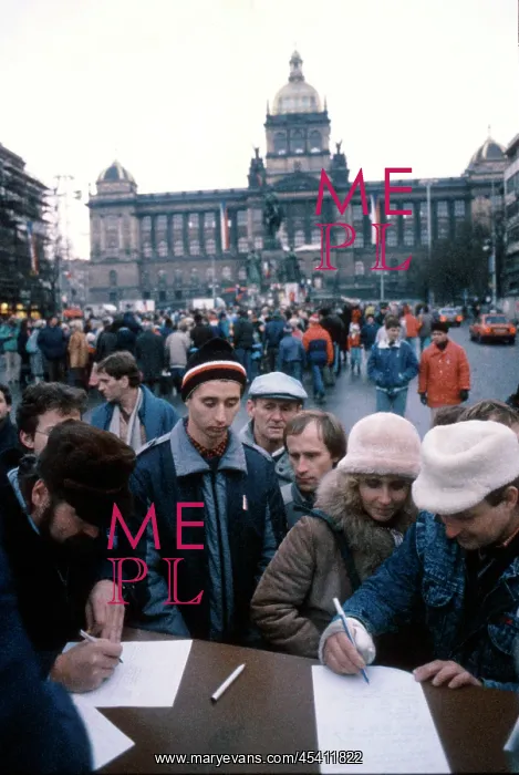 : Demonstration - petition - general strike - Wenceslas Square : Demonstration - petition - general strike - Wenceslas Square