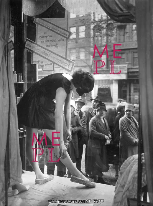 : Demonstration of a point roller, 1927 : Demonstration of a point roller, 1927