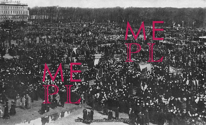 : Demonstration of revolutionaries, Petrograd, Russia : Demonstration of revolutionaries, Petrograd, Russia