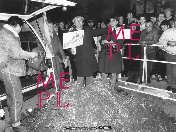 : Demonstration against Thomas Bernhard : Demonstration against Thomas Bernhard