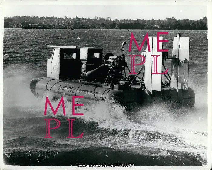 : Demonstration of Vickers VA-1 Hovercraft, Southampton : Demonstration of Vickers VA-1 Hovercraft, Southampton