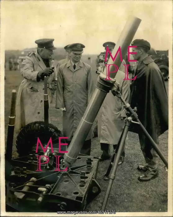 : Demonstration of weapons at School of Artillery, Salisbury : Demonstration of weapons at School of Artillery, Salisbury
