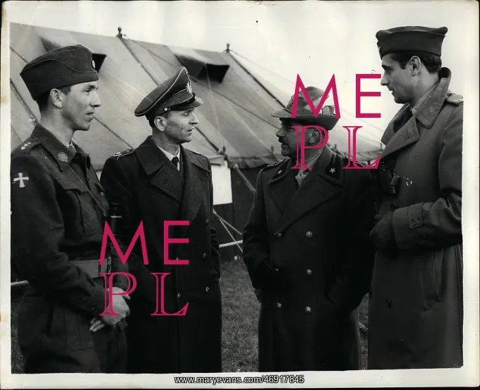 : Demonstration of weapons at School of Artillery, Salisbury : Demonstration of weapons at School of Artillery, Salisbury