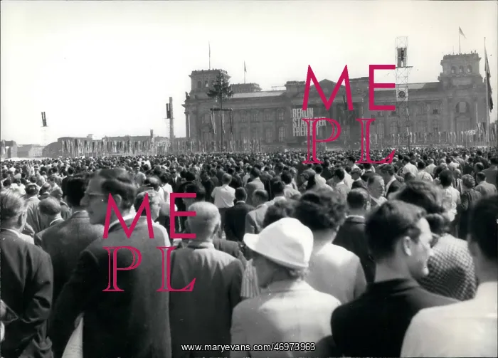 : Demonstration for world freedom outside Reichstag, Berlin : Demonstration for world freedom outside Reichstag, Berlin