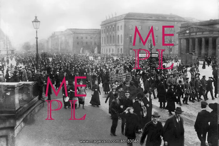 : Demonstrators at the beginning of the November Revolution, 1 : Demonstrators at the beginning of the November Revolution, 1