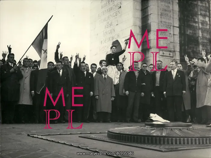 : Demonstrators chant Vive De Gaulle : Demonstrators chant Vive De Gaulle