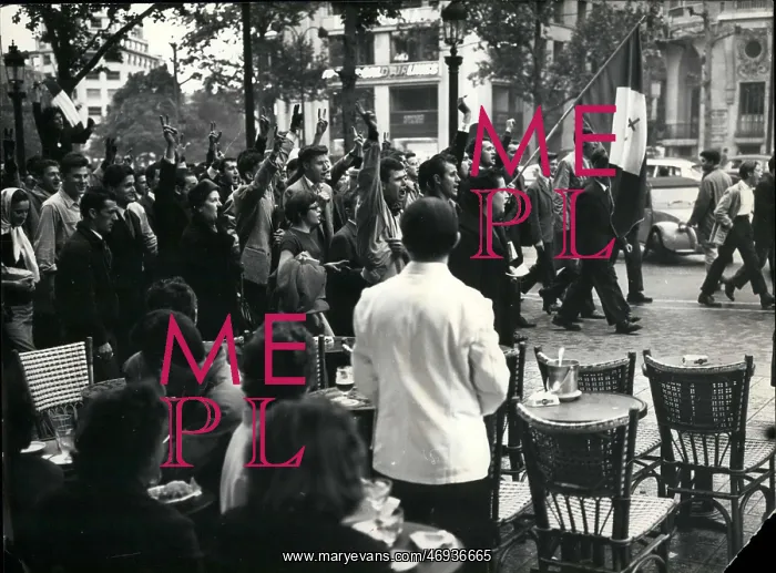 : Demonstrators call out Long Live De Gaulle, Paris : Demonstrators call out Long Live De Gaulle, Paris