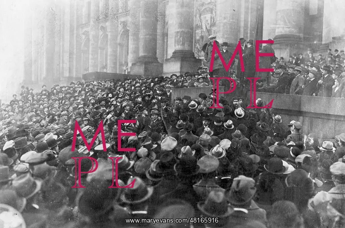 : Demonstrators in front of the Reichstag building in Berlin : Demonstrators in front of the Reichstag building in Berlin